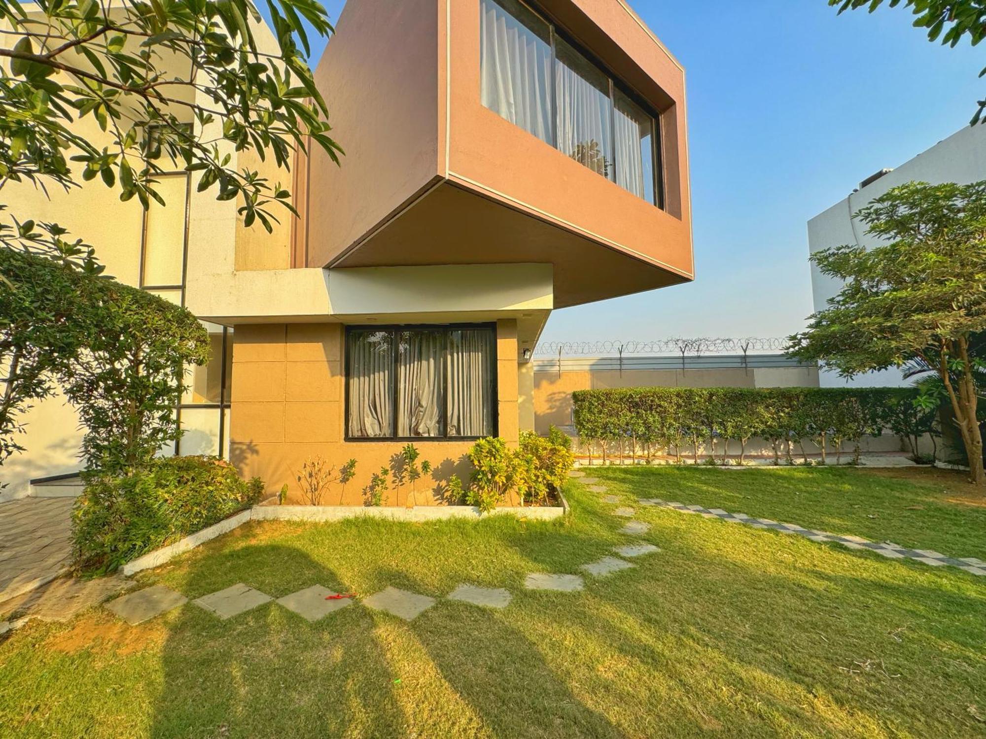 Castillo The Villa Near Kamrej 苏拉特 外观 照片